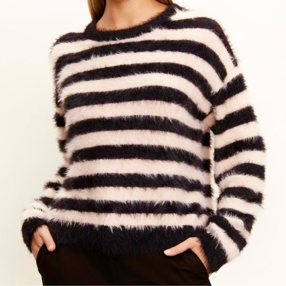 Velvet by Graham & Spencer Kimberly Feather Yarn Crewneck Sweater Black Blush M - Picture 1 of 7